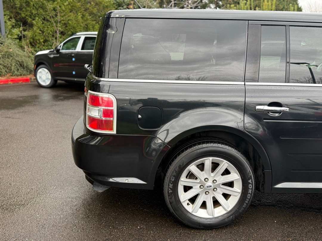 2011 Ford Flex SEL - Image 14