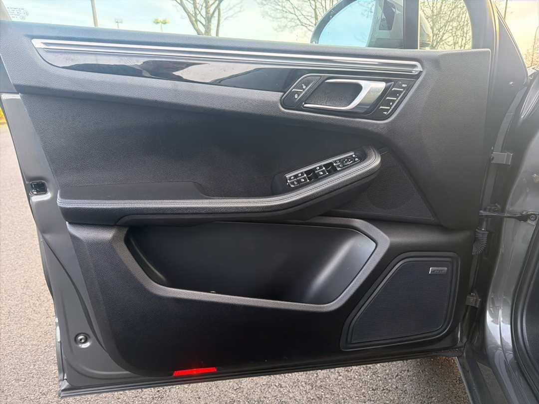 2018 Porsche Macan Base - Image 11