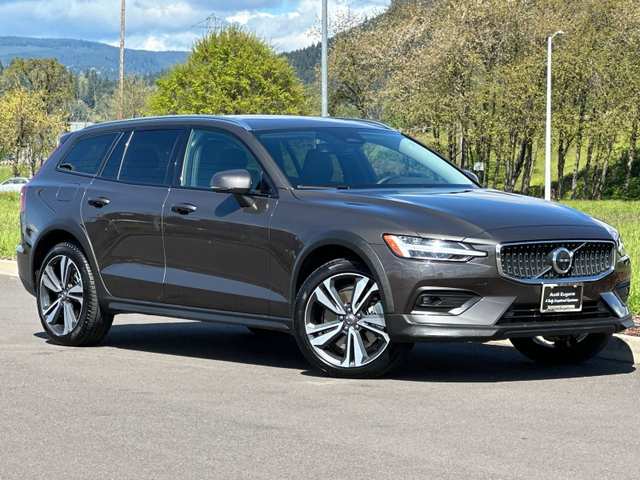 2025 Volvo V60 Cross Country B5 Plus