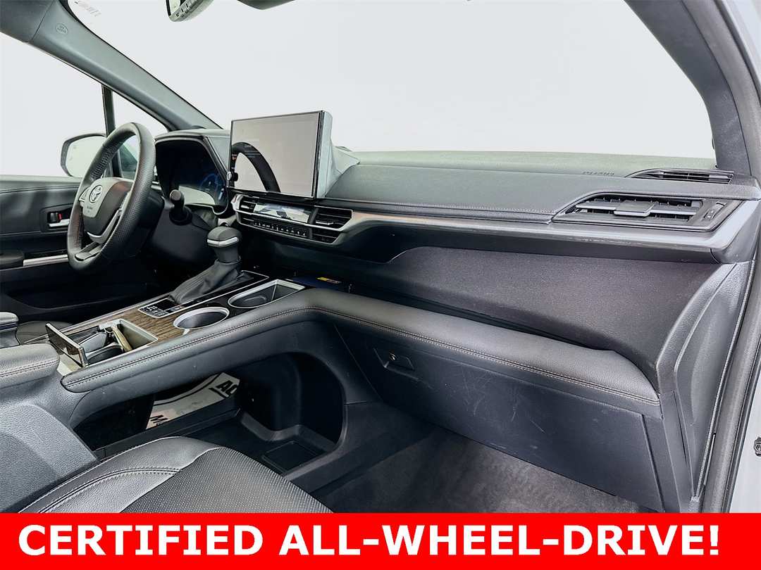 2025 Toyota Sienna Platinum - Image 31