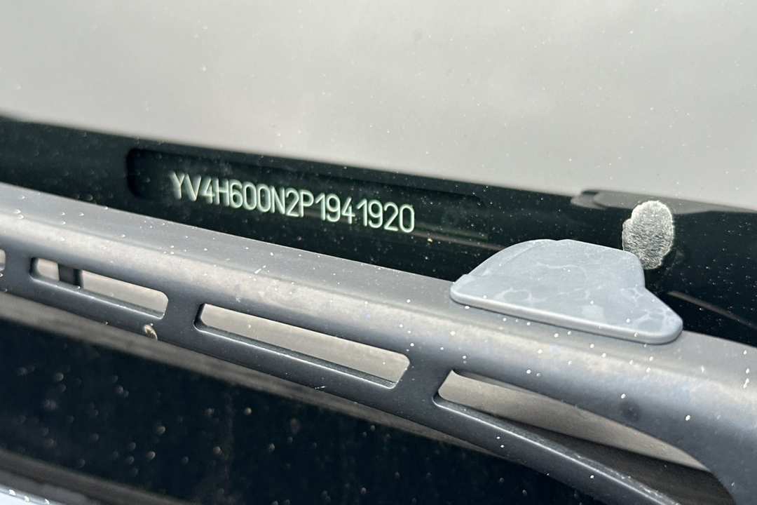 2023 Volvo Xc90 Recharge T8 Plus 6 Passenger - Image 2