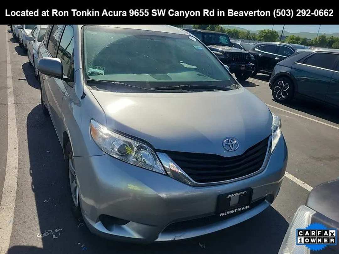 2014 Toyota Sienna LE - Image 3