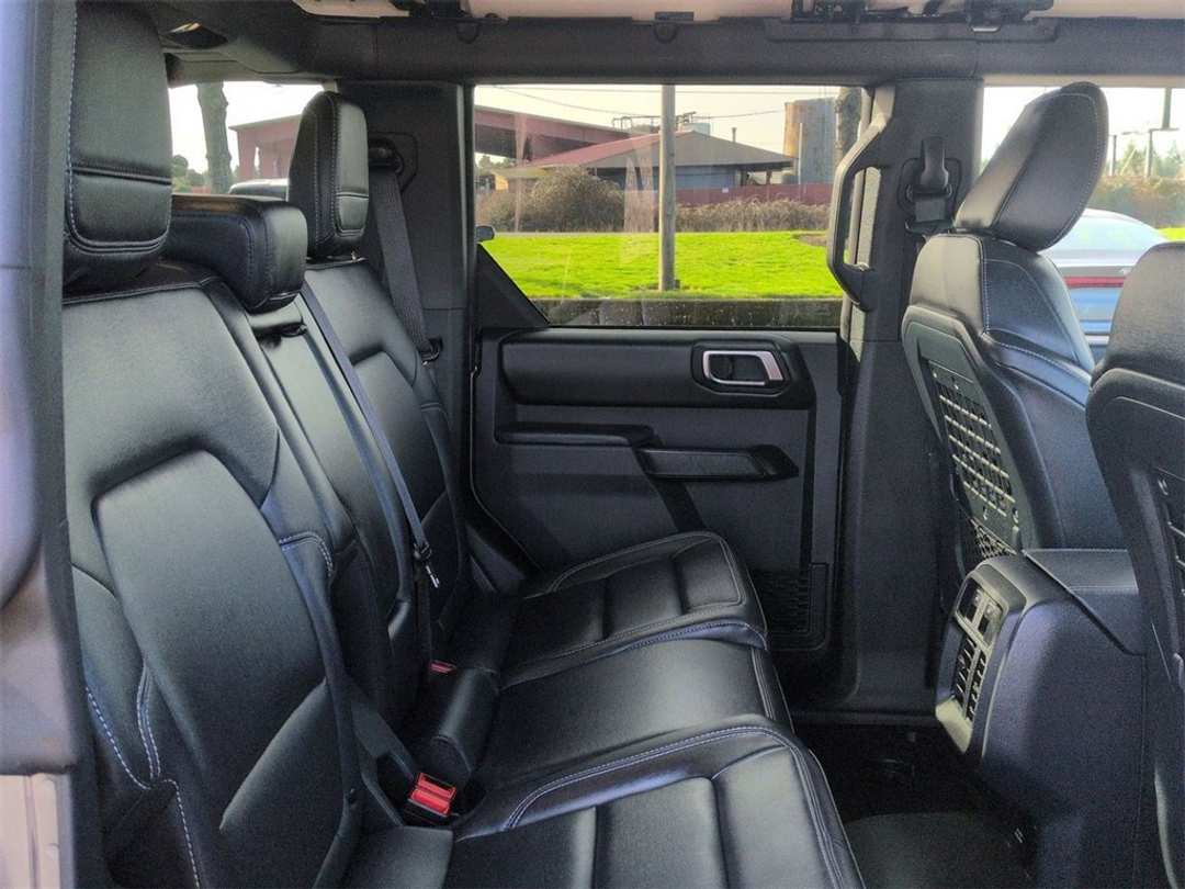 2025 Ford Bronco Badlands - Image 28