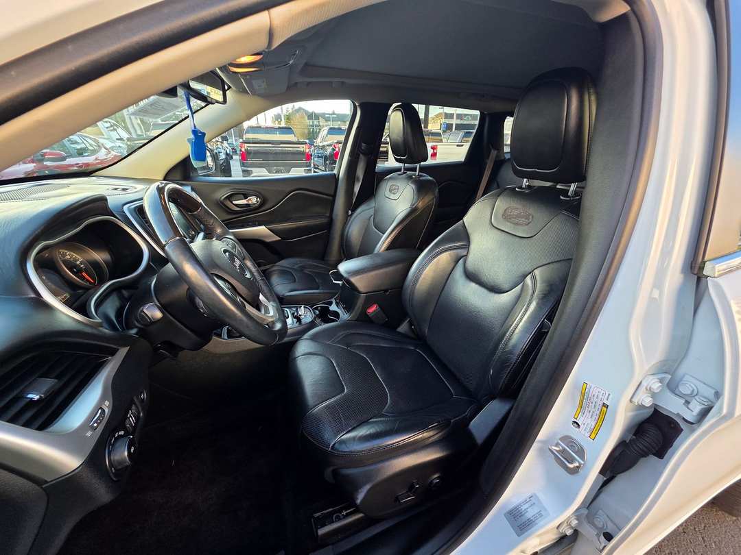 2016 Jeep Cherokee Overland - Image 13