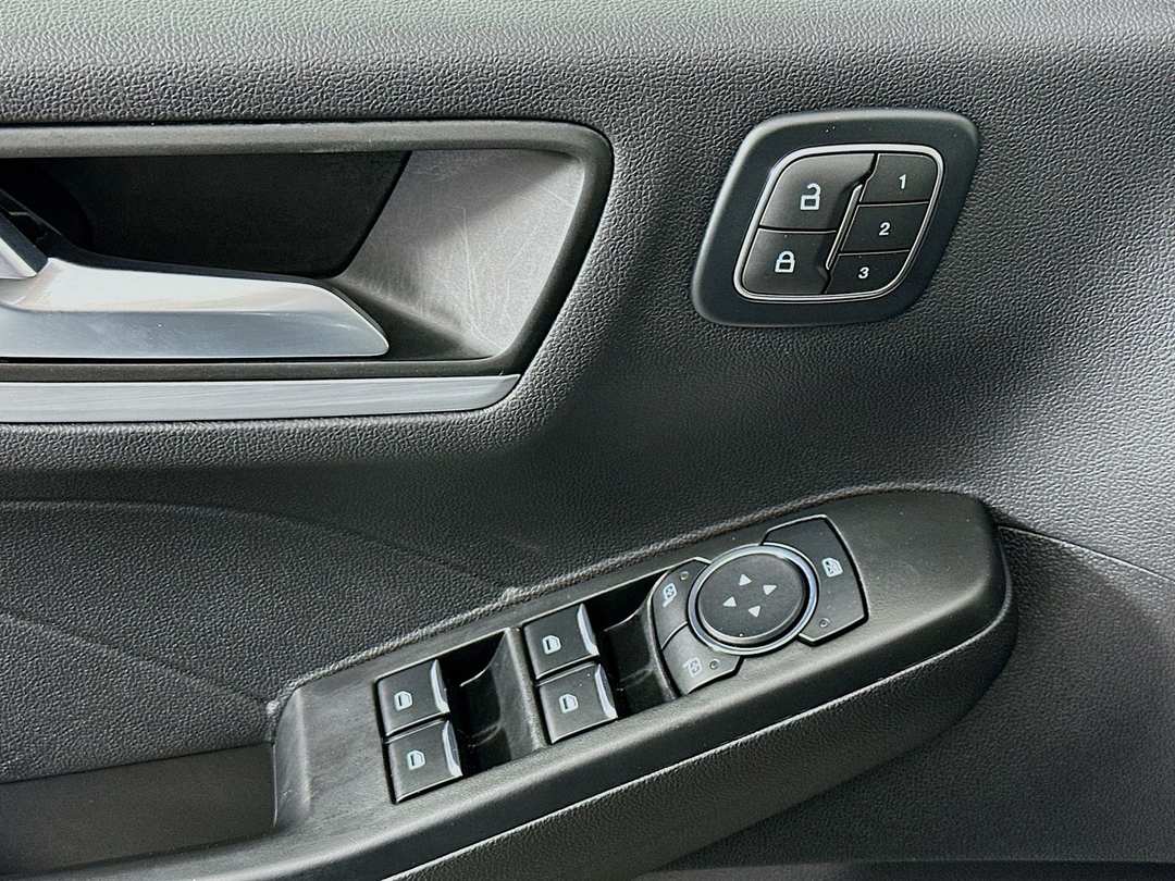 2025 Ford Escape Platinum - Image 19