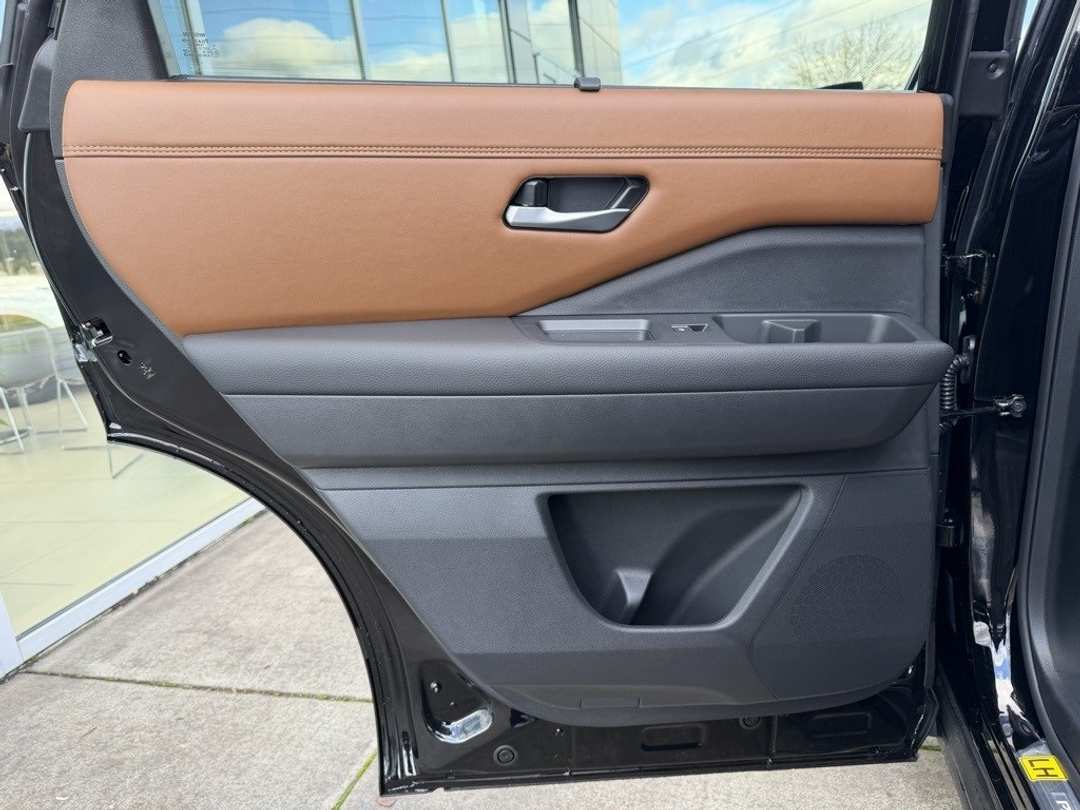 2025 Nissan Pathfinder Platinum - Image 30