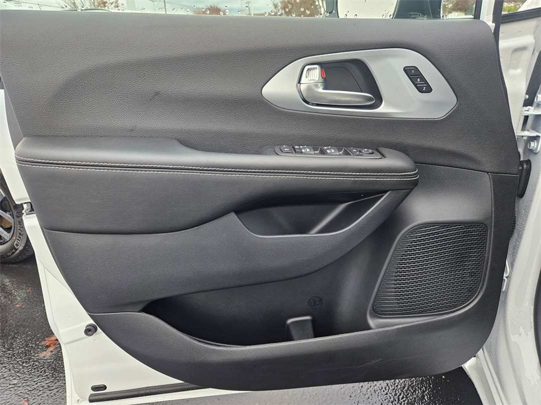 2026 Chrysler Pacifica Limited - Image 10