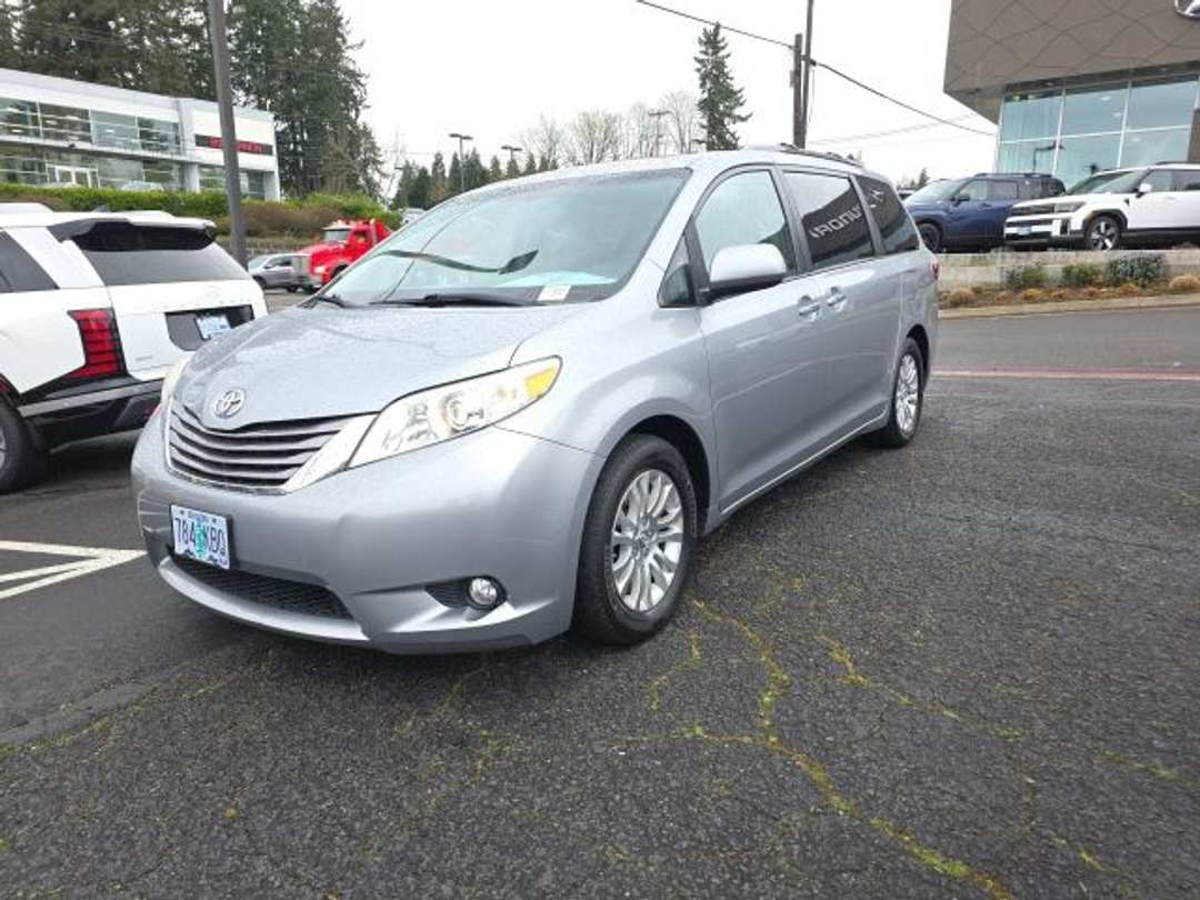 2017 Toyota Sienna L - Image 3