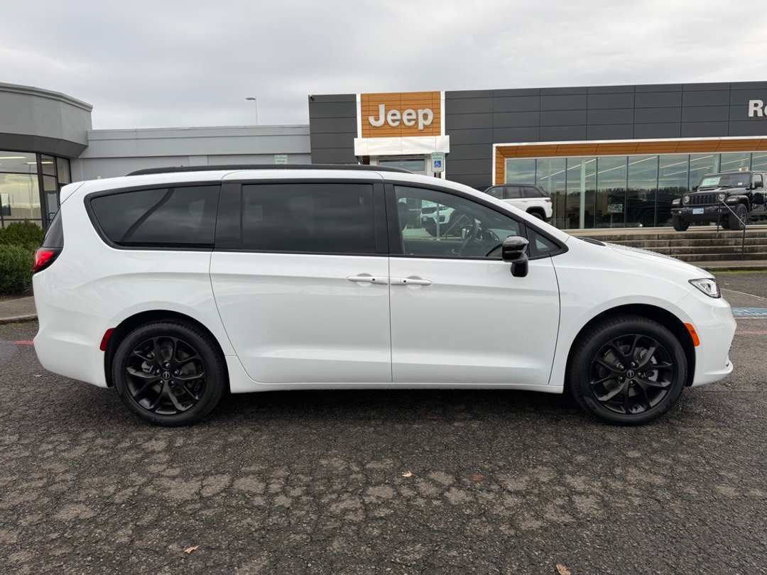 2026 Chrysler Pacifica Select - Image 9
