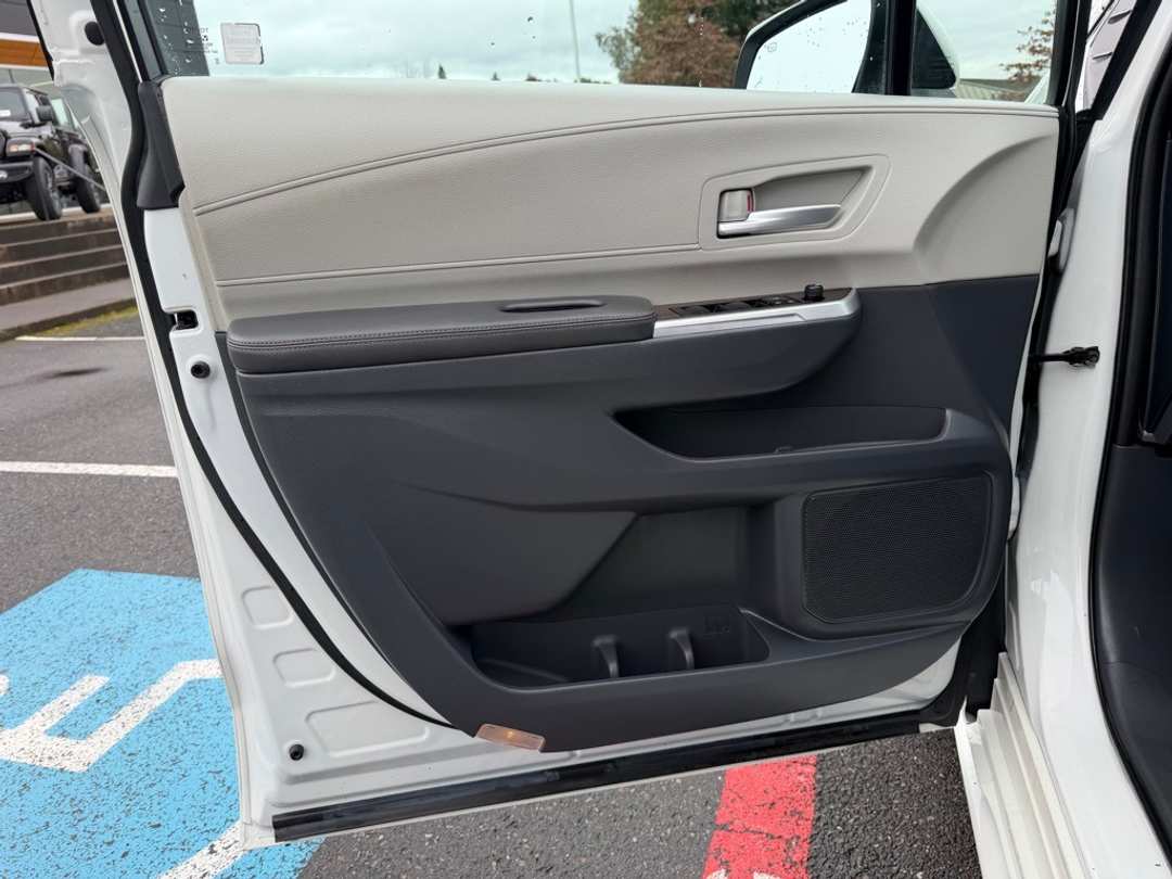 2021 Toyota Sienna XLE - Image 12
