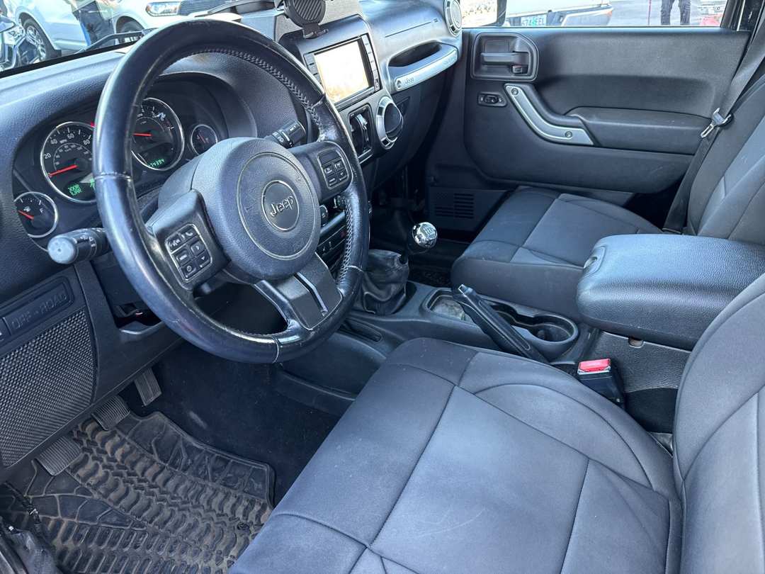 2012 Jeep Wrangler Unlimited Rubicon - Image 9