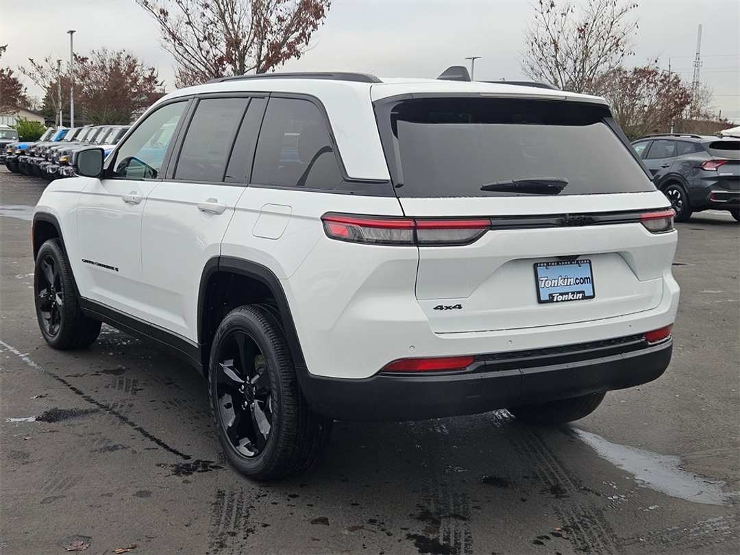 2025 Jeep Grand Cherokee Altitude X - Image 4