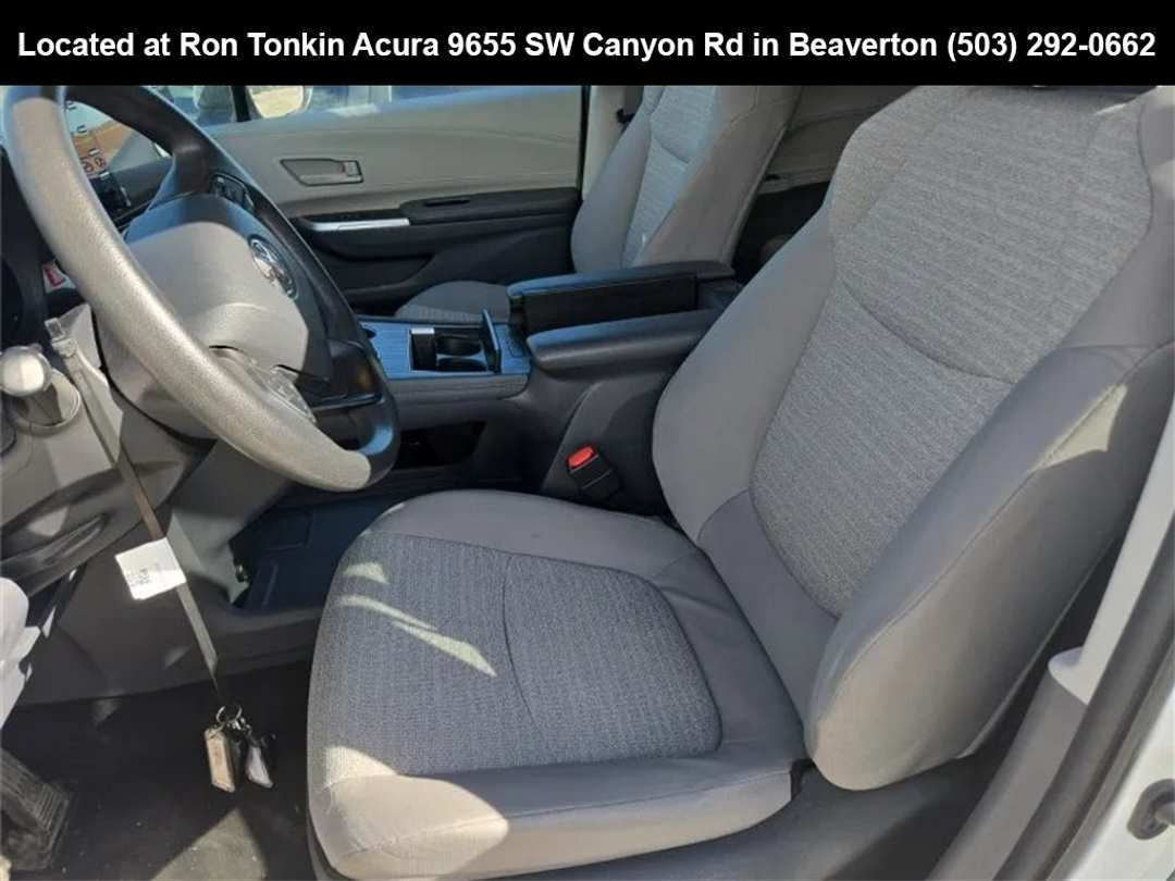 2023 Toyota Sienna LE - Image 8