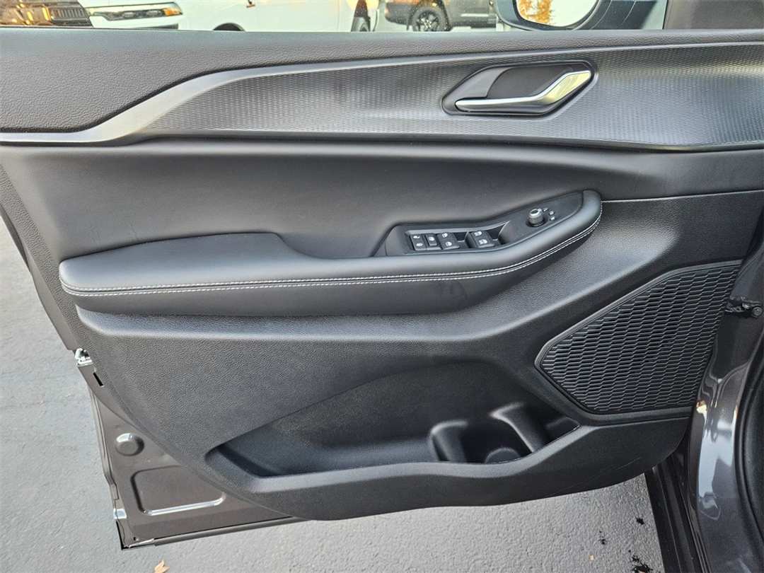 2025 Jeep Grand Cherokee L Laredo - Image 10