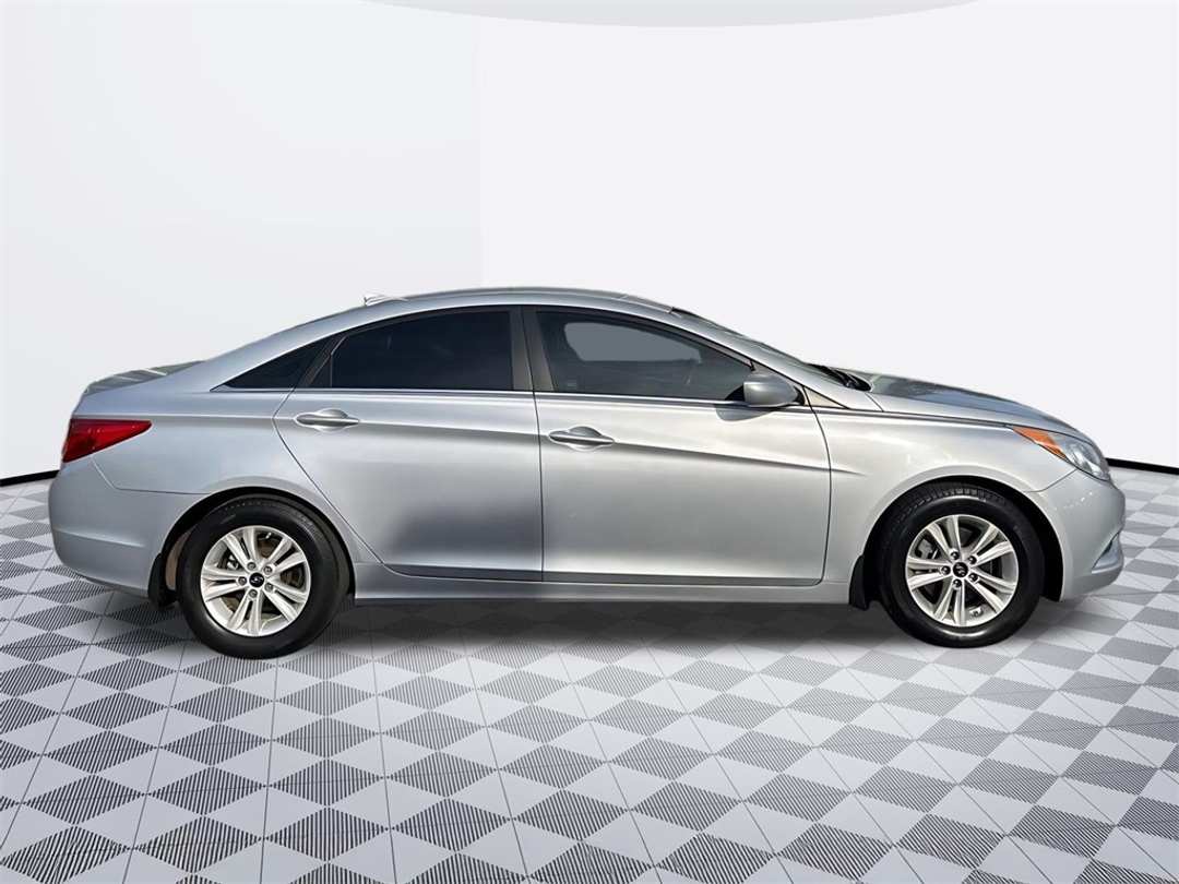 2012 Hyundai Sonata GLS - Image 2