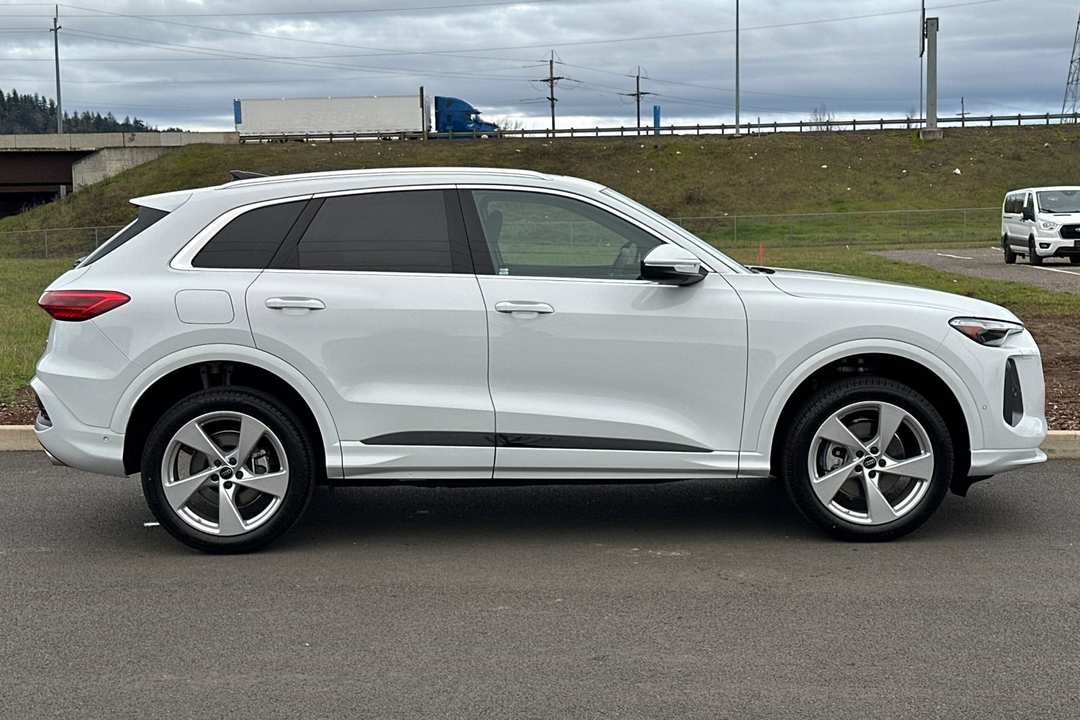 2025 Audi Q5 2.0T Premium Plus - Image 2