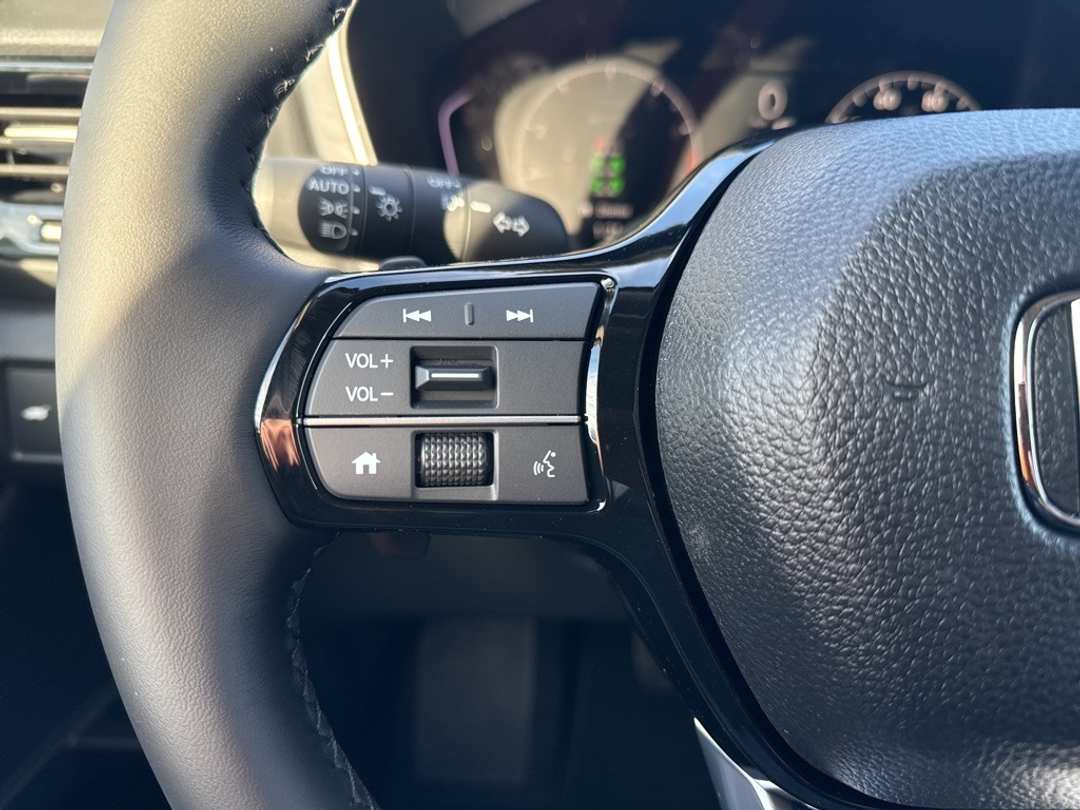 2025 Honda Pilot Touring - Image 25