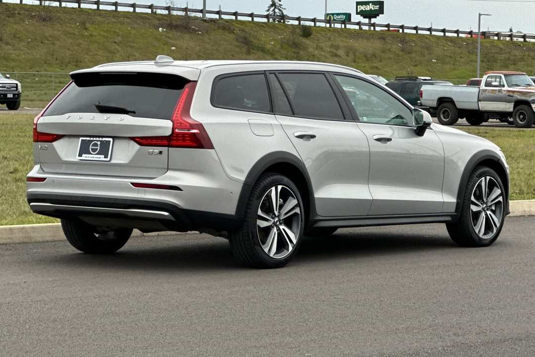 2025 Volvo V60 Cross Country B5 Plus - Image 3