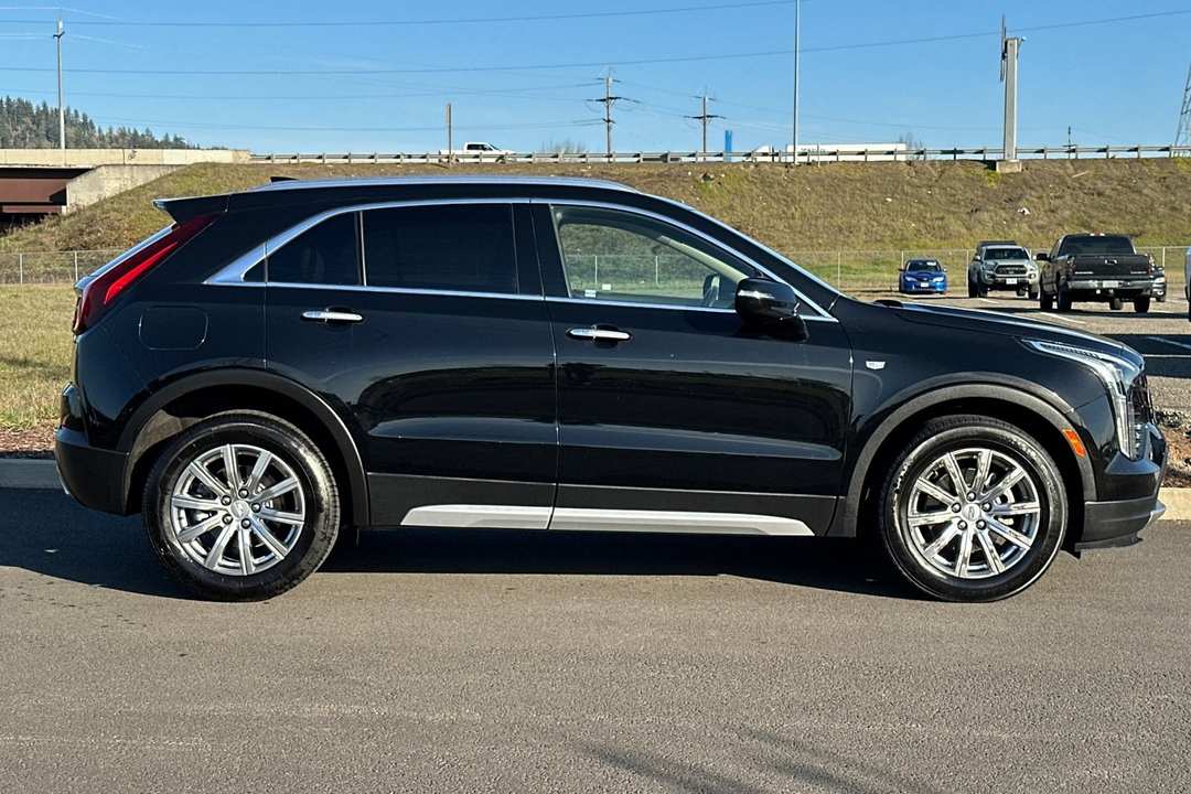 2023 Cadillac Xt4 Premium Luxury - Image 2