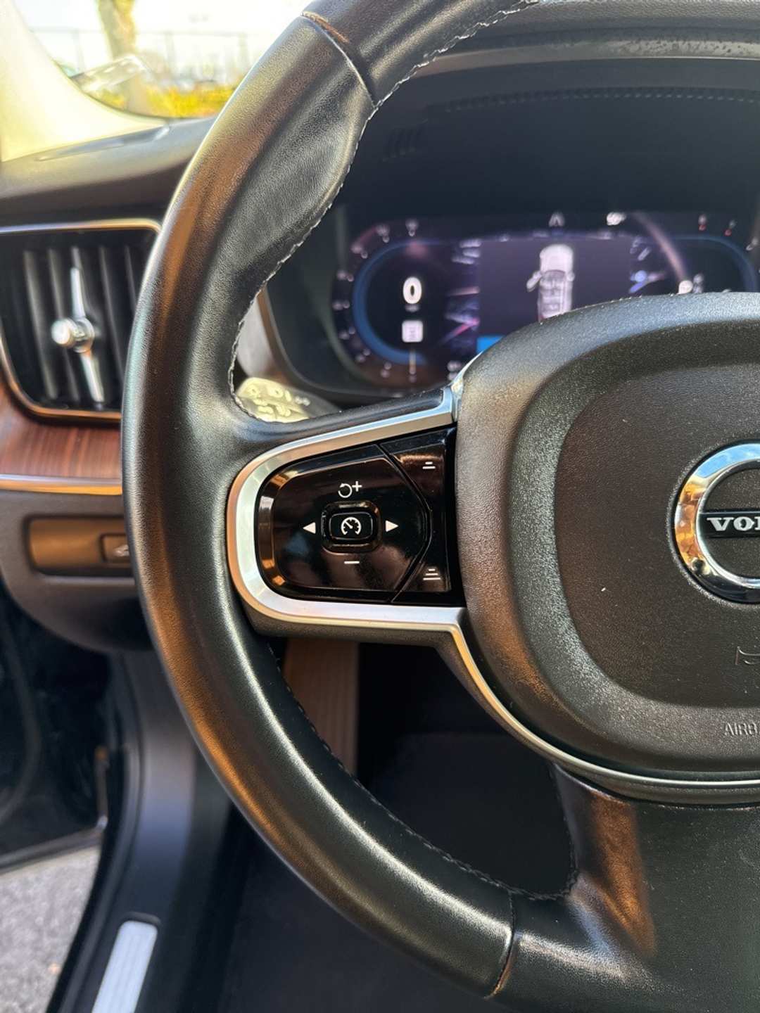 2023 Volvo Xc60 B5 Plus Dark Theme - Image 32