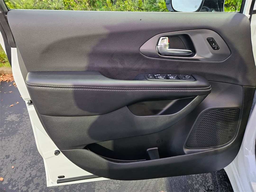 2026 Chrysler Pacifica Select - Image 10