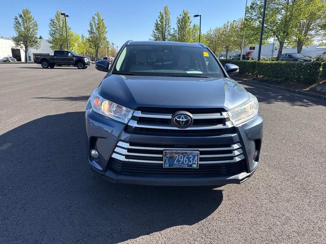 2017 Toyota Highlander XLE - Image 2