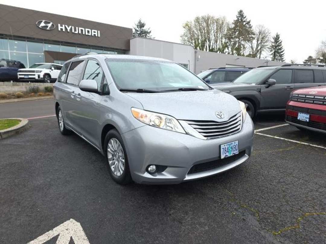 2017 Toyota Sienna L - Image 2