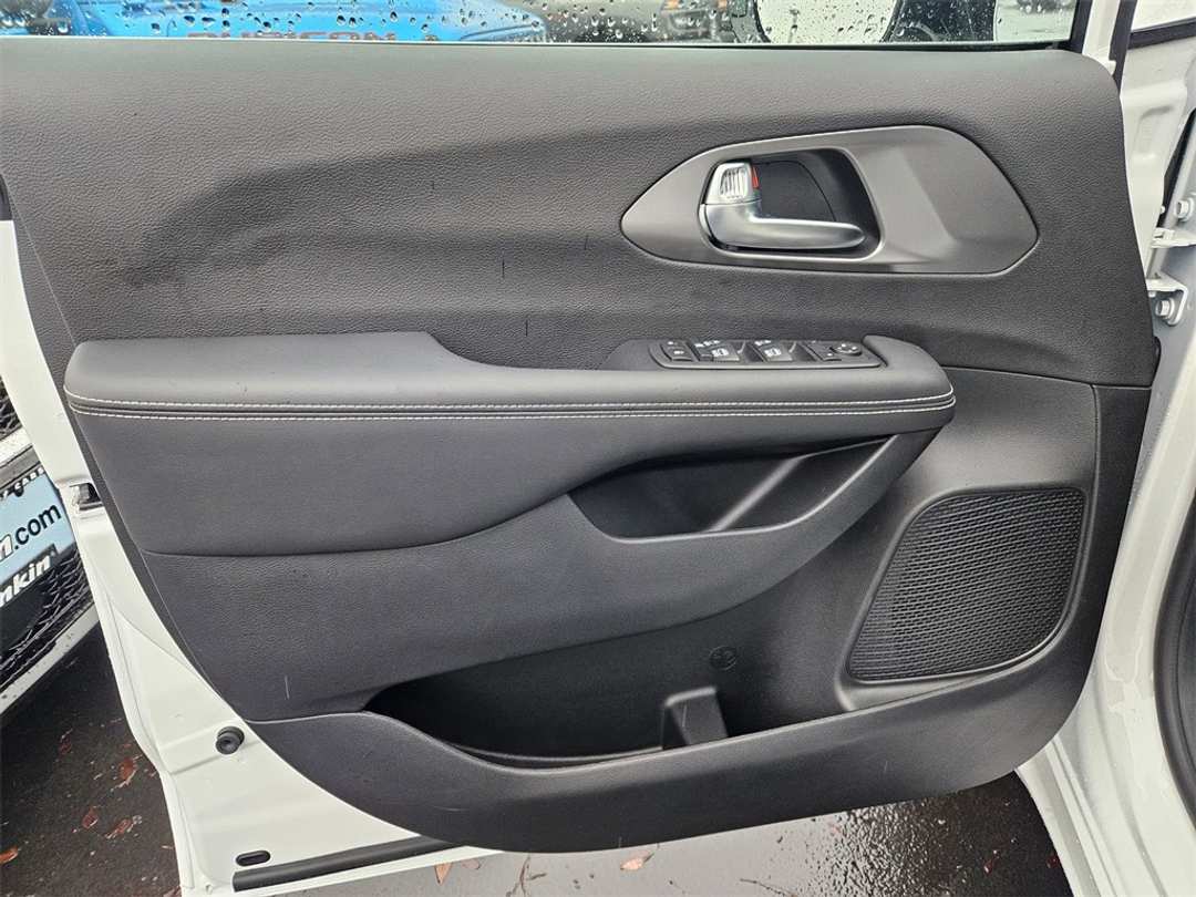 2026 Chrysler Voyager LX - Image 10