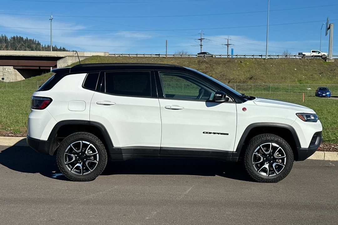 2024 Jeep Compass Trailhawk - Image 2