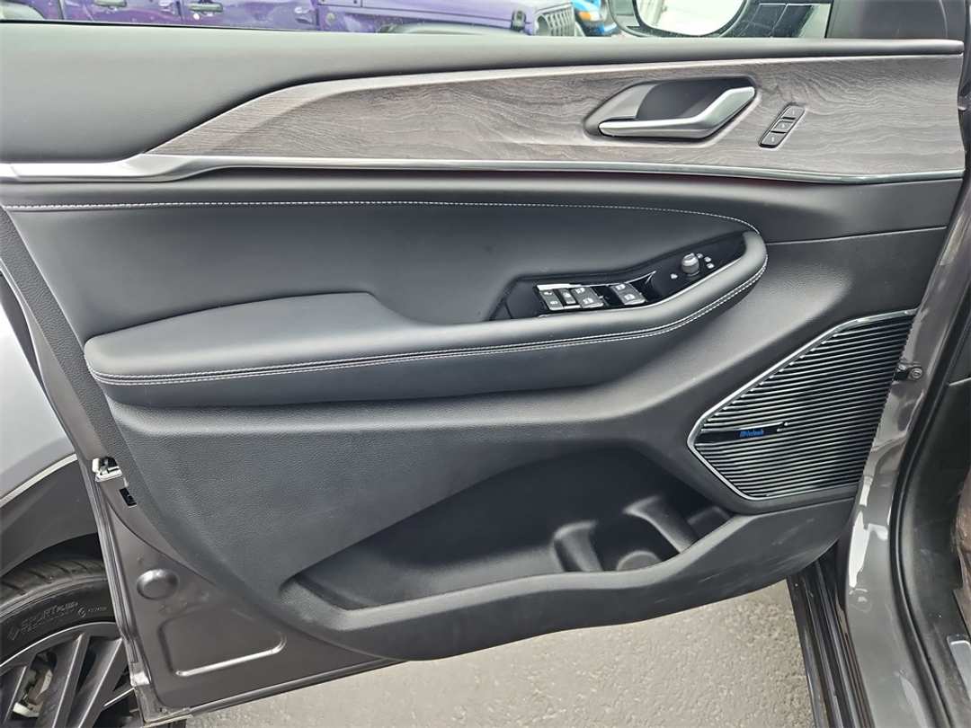 2023 Jeep Grand Cherokee Overland 4xe - Image 10