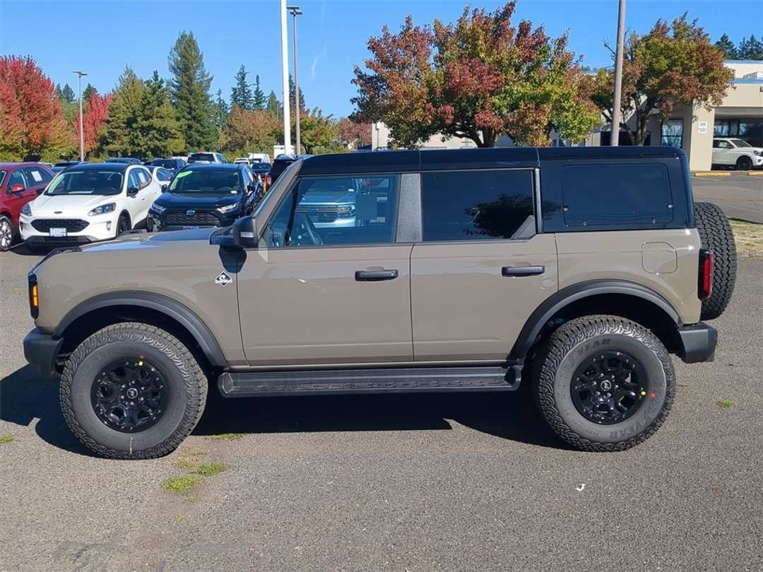 2025 Ford Bronco Outer Banks - Image 2