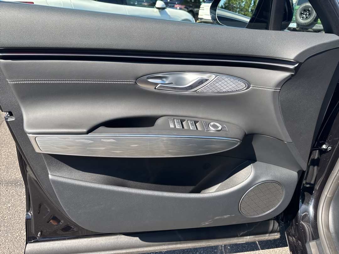 2026 Genesis Electrified Gv70 - Image 19