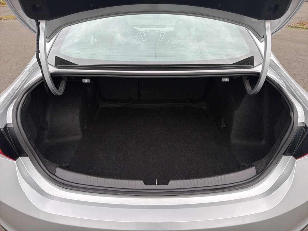 2019 Chevrolet Malibu LT - Image 18