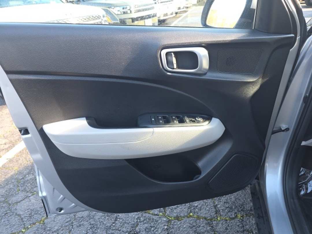 2025 Hyundai Venue SEL - Image 8