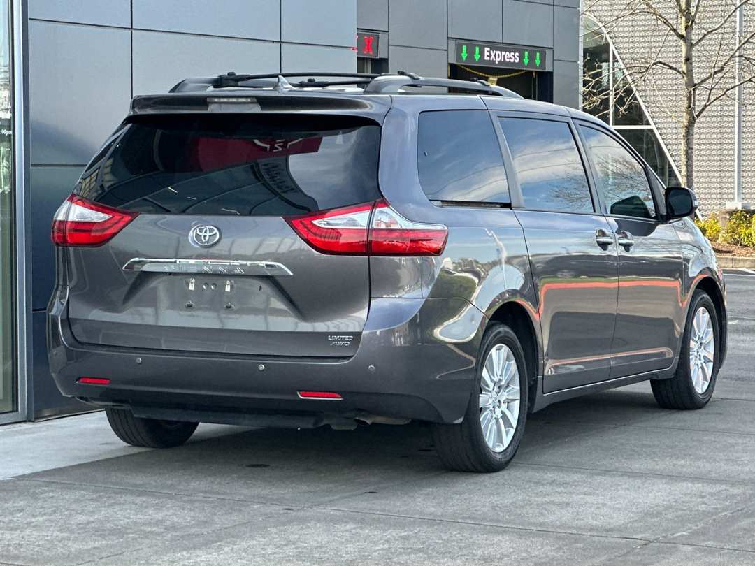 2017 Toyota Sienna Limited Premium - Image 3