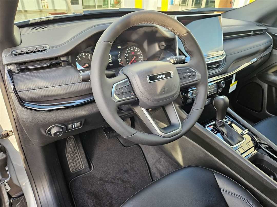 2026 Jeep Compass Latitude - Image 13