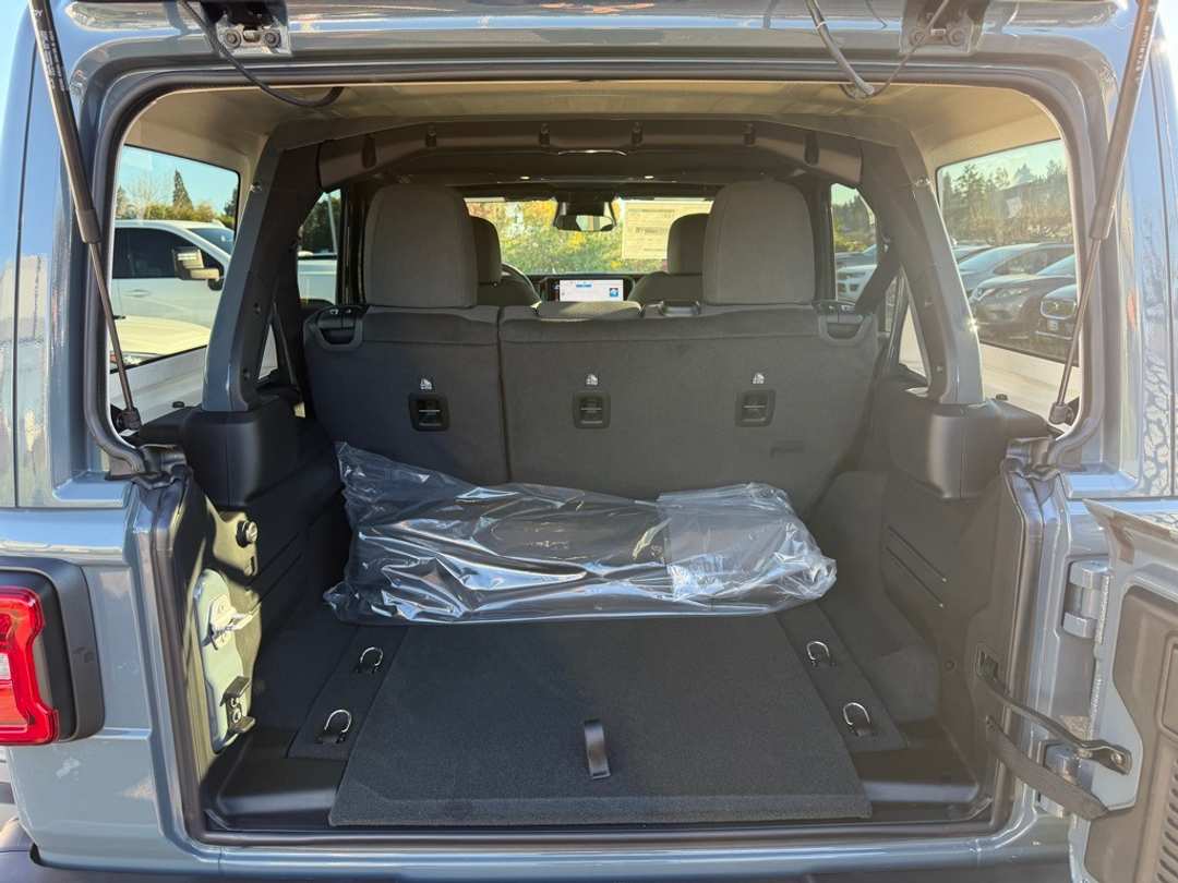 2026 Jeep Wrangler Rubicon - Image 10