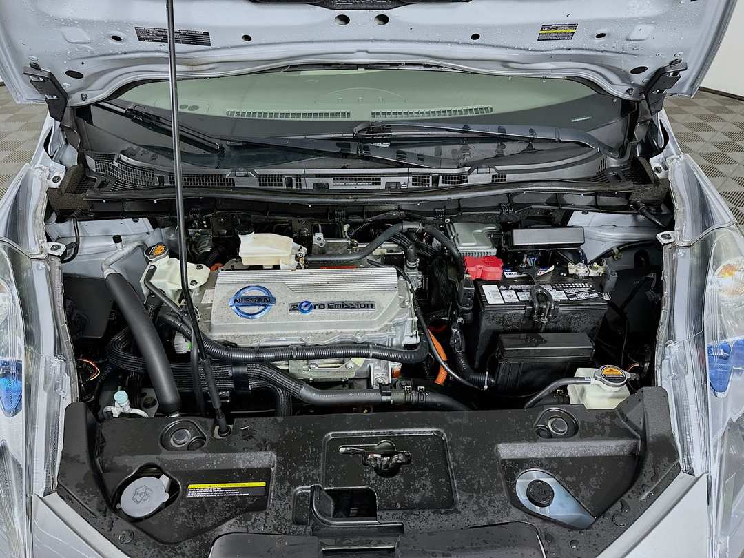 2011 Nissan LEAF SL - Image 29