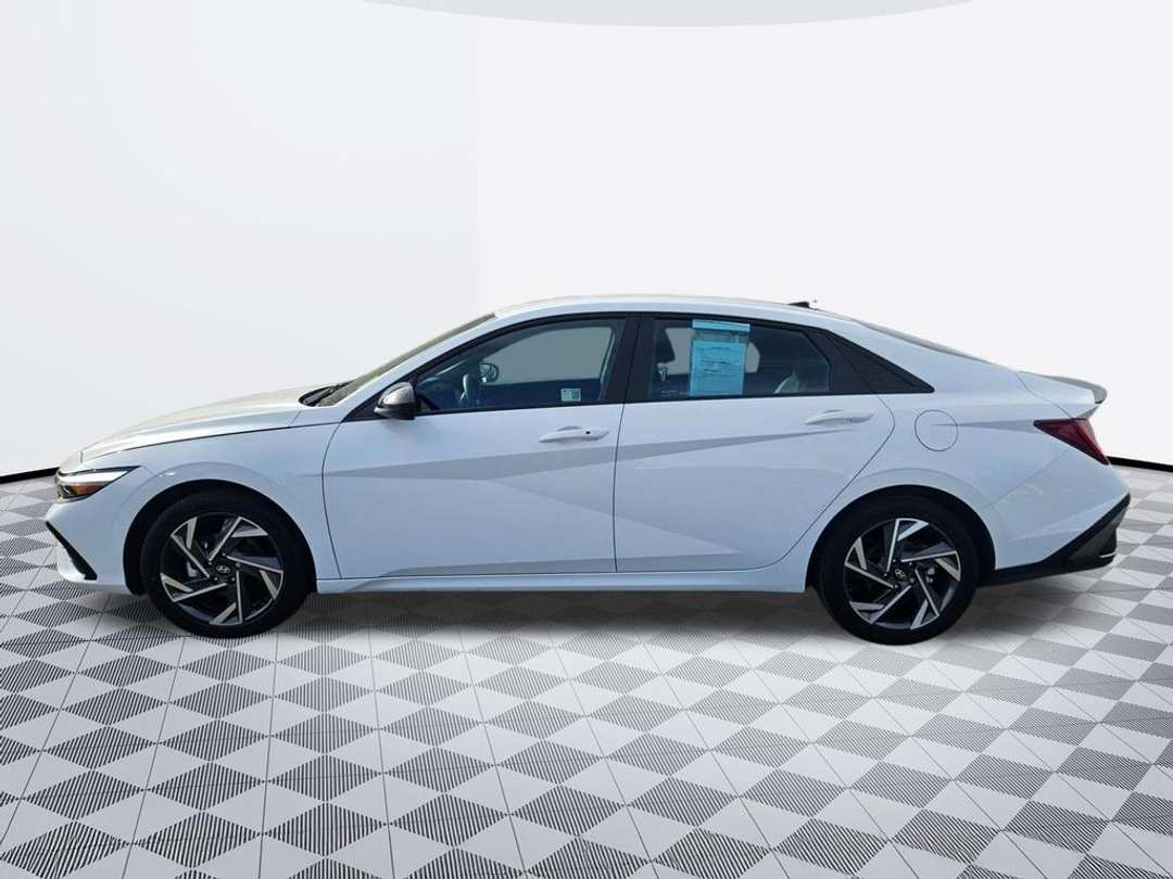 2025 Hyundai Elantra SEL Sport - Image 3