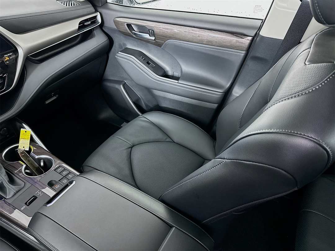 2026 Toyota Highlander Limited - Image 25