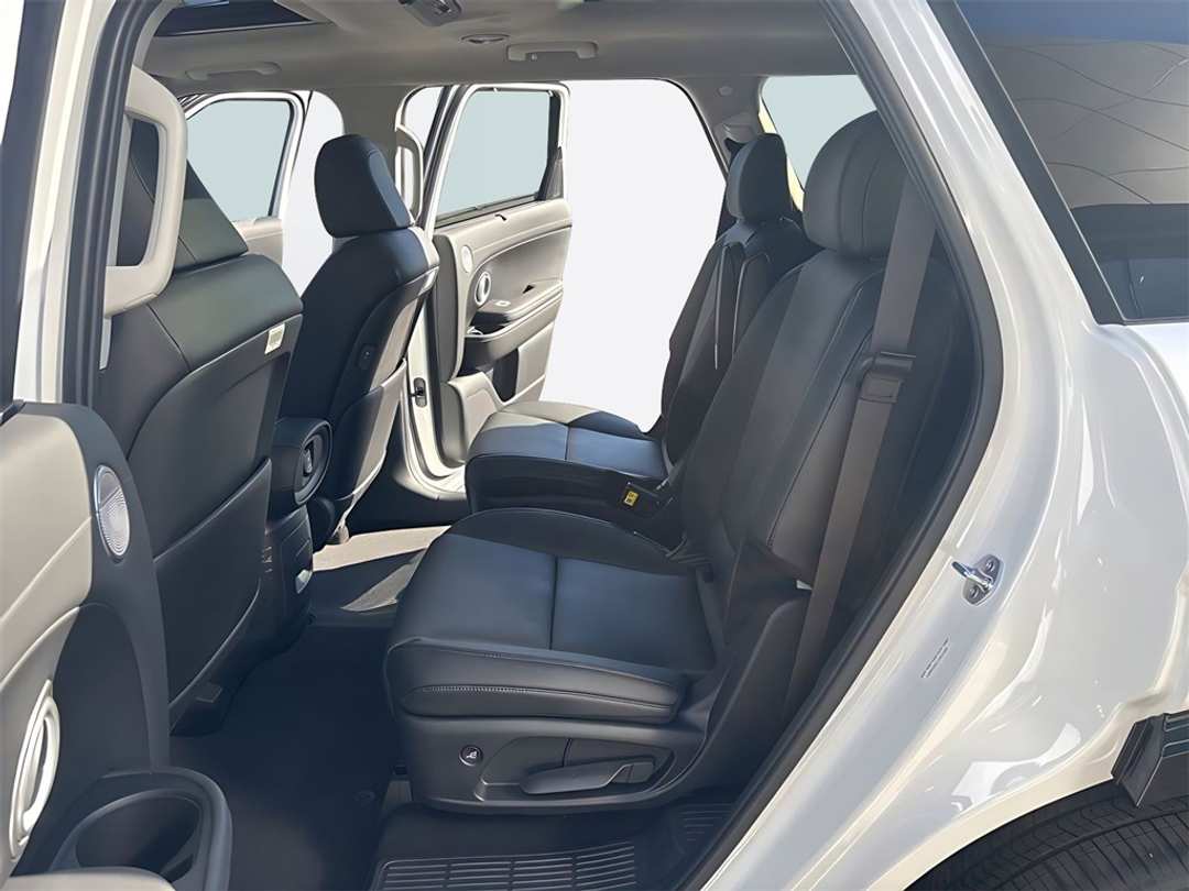 2026 Hyundai Palisade Limited - Image 12