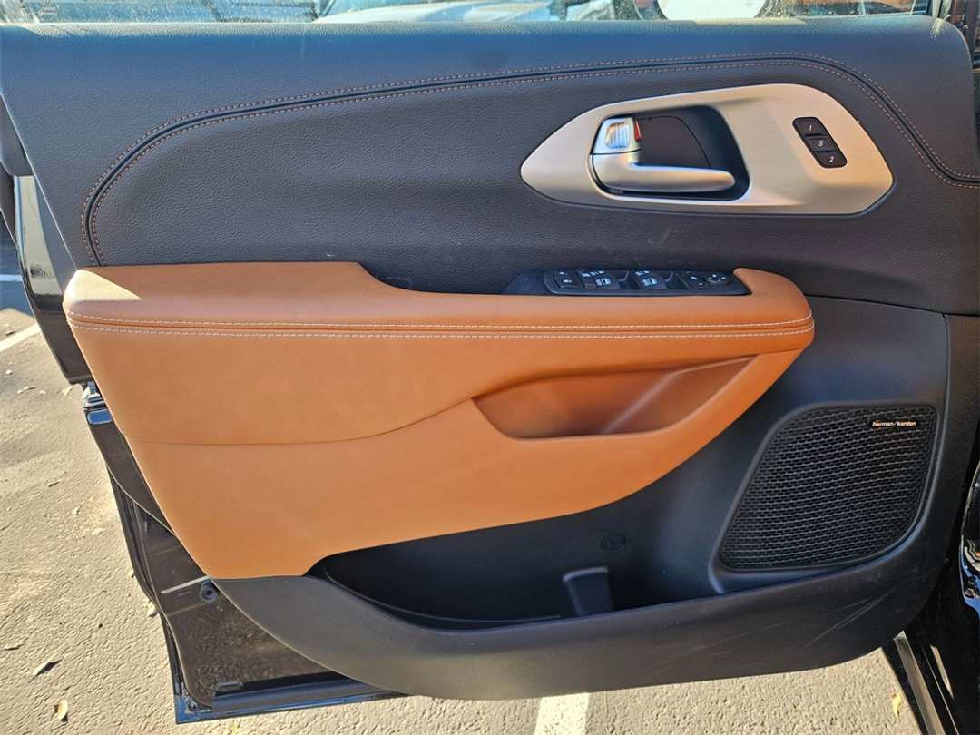 2026 Chrysler Pacifica Pinnacle - Image 10