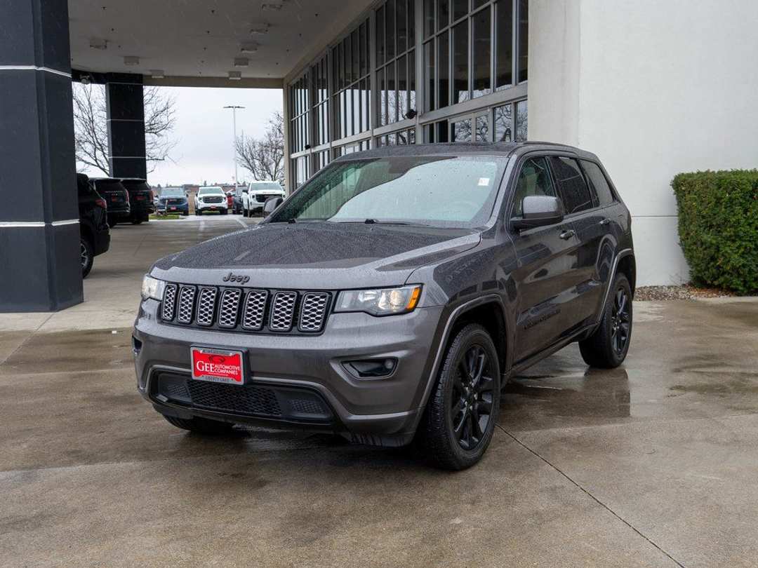 2018 Jeep Grand Cherokee Altitude - Image 3