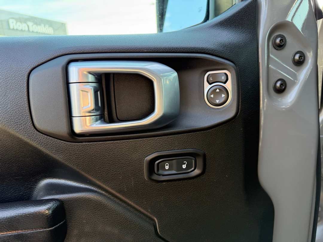 2021 Jeep Gladiator Mojave - Image 13