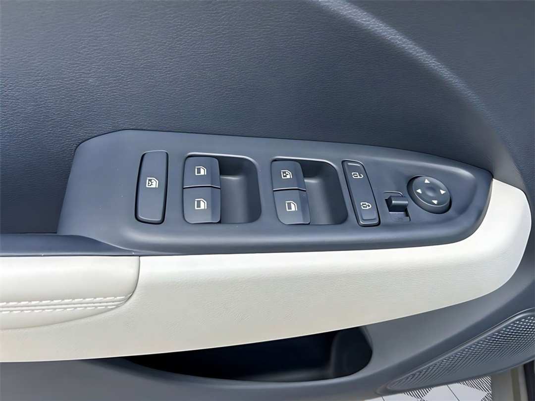 2025 Hyundai Venue Limited - Image 11