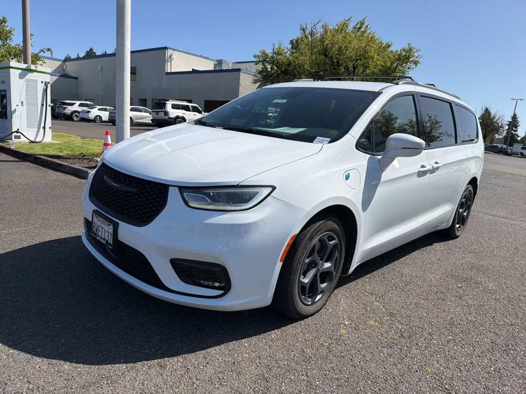 2021 Chrysler Pacifica Touring - Image 2