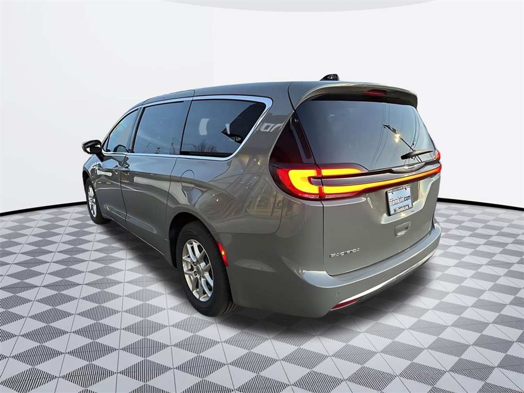 2025 Chrysler Pacifica Select - Image 5