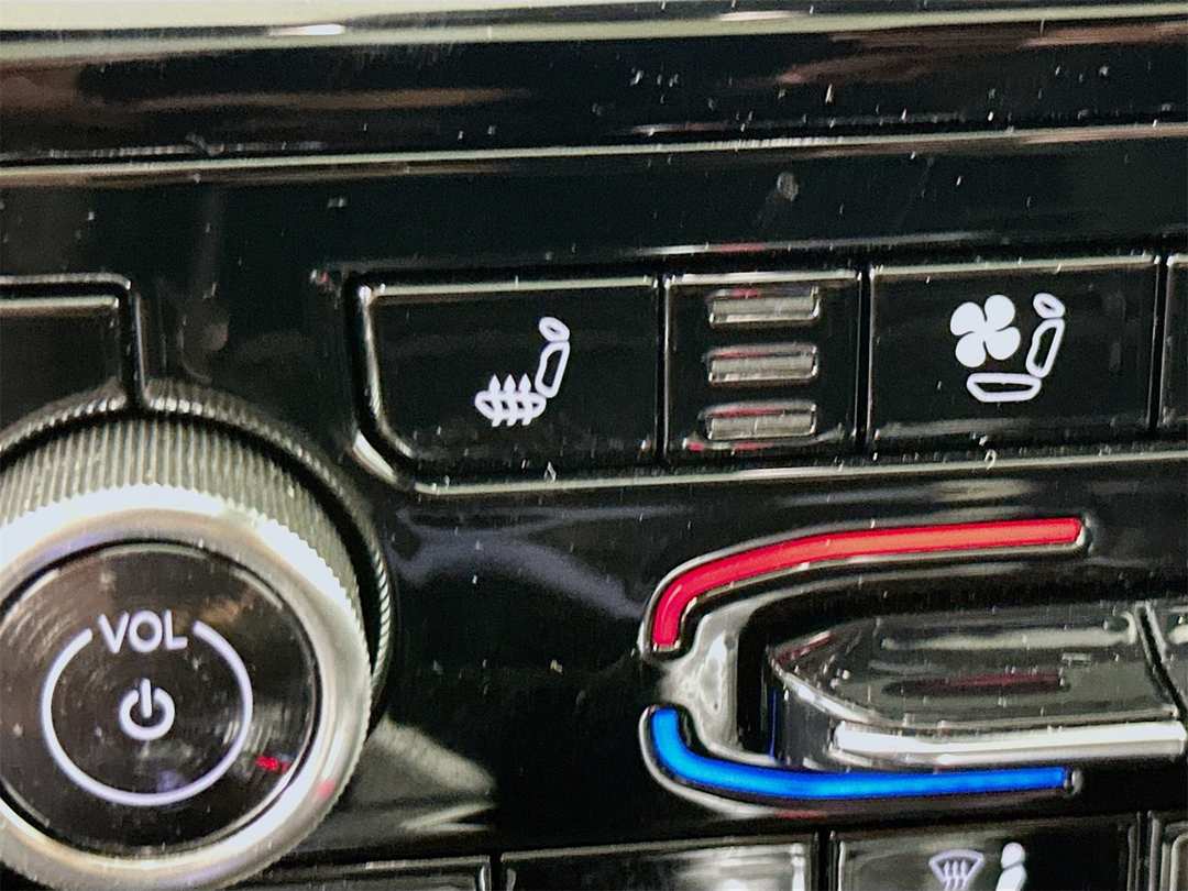 2022 Jeep Grand Cherokee Overland - Image 21