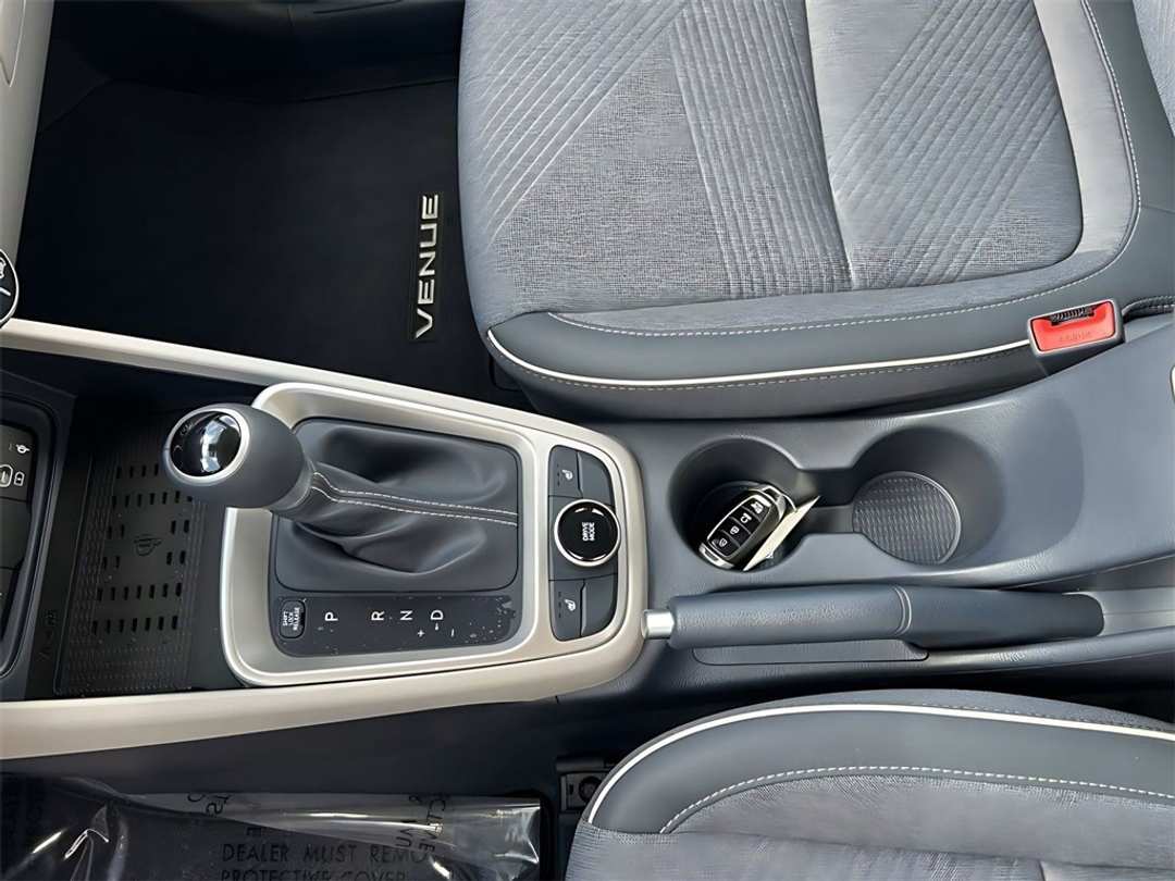 2025 Hyundai Venue Limited - Image 18