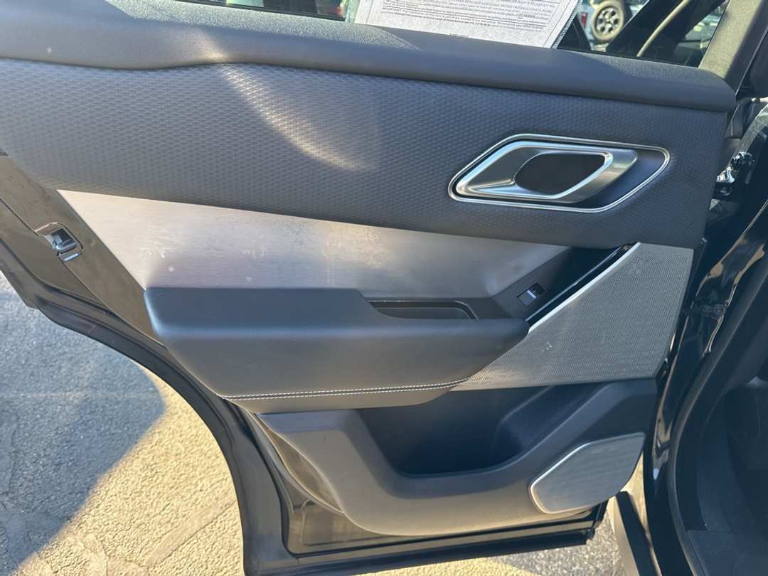 2019 Land Rover Range Rover Velar SE RDynamic - Image 38